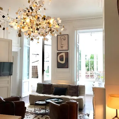 Chic In Golden Triangle Apartment *